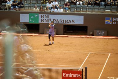 Internazionali BNL D 'Italia 2025 - Beşinci Gün, İtalya - 09 Mayıs: İspanya' dan Carlos Alcaraz, Foro Italico 'da oynanan Singles Internazionali BNL D' Italia 2025 'te Dusan Lajoviç ile maç puanını kutluyor. Fotoğraf: Mauro Di Bonaventura)