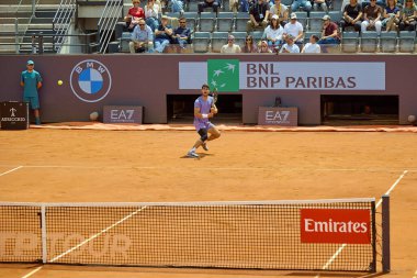 Internazionali BNL D 'Italia 2025 - Beşinci Gün, İtalya - 09 Mayıs: İspanya' dan Carlos Alcaraz, Foro Italico 'da oynanan Singles Internazionali BNL D' Italia 2025 'te Dusan Lajoviç ile maç puanını kutluyor. Fotoğraf: Mauro Di Bonaventura)