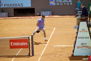 Internazionali BNL D 'Italia 2025 - Beşinci Gün, İtalya - 09 Mayıs: İspanya' dan Carlos Alcaraz, Foro Italico 'da oynanan Singles Internazionali BNL D' Italia 2025 'te Dusan Lajoviç ile maç puanını kutluyor. Fotoğraf: Mauro Di Bonaventura)