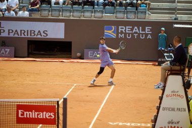 Internazionali BNL D 'Italia 2025 - Beşinci Gün, İtalya - 09 Mayıs: İspanya' dan Carlos Alcaraz, Foro Italico 'da oynanan Singles Internazionali BNL D' Italia 2025 'te Dusan Lajoviç ile maç puanını kutluyor. Fotoğraf: Mauro Di Bonaventura)