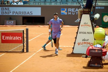 Internazionali BNL D 'Italia 2025 - Beşinci Gün, İtalya - 09 Mayıs: İspanya' dan Carlos Alcaraz, Foro Italico 'da oynanan Singles Internazionali BNL D' Italia 2025 'te Dusan Lajoviç ile maç puanını kutluyor. Fotoğraf: Mauro Di Bonaventura)