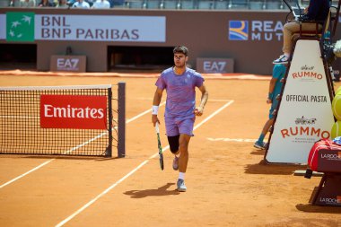 Internazionali BNL D 'Italia 2025 - Beşinci Gün, İtalya - 09 Mayıs: İspanya' dan Carlos Alcaraz, Foro Italico 'da oynanan Singles Internazionali BNL D' Italia 2025 'te Dusan Lajoviç ile maç puanını kutluyor. Fotoğraf: Mauro Di Bonaventura)