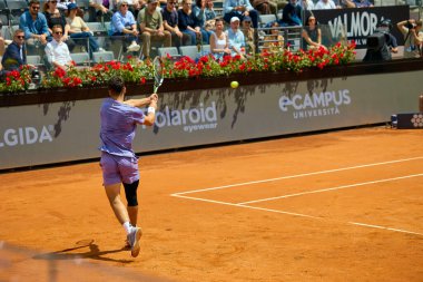 Internazionali BNL D 'Italia 2025 - Beşinci Gün, İtalya - 09 Mayıs: İspanya' dan Carlos Alcaraz, Foro Italico 'da oynanan Singles Internazionali BNL D' Italia 2025 'te Dusan Lajoviç ile maç puanını kutluyor. Fotoğraf: Mauro Di Bonaventura)