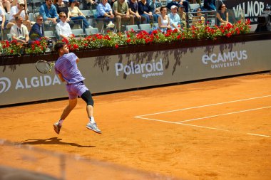 Internazionali BNL D 'Italia 2025 - Beşinci Gün, İtalya - 09 Mayıs: İspanya' dan Carlos Alcaraz, Foro Italico 'da oynanan Singles Internazionali BNL D' Italia 2025 'te Dusan Lajoviç ile maç puanını kutluyor. Fotoğraf: Mauro Di Bonaventura)