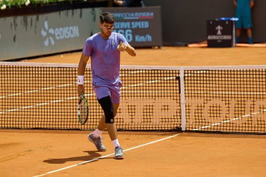 Internazionali BNL D 'Italia 2025 - Beşinci Gün, İtalya - 09 Mayıs: İspanya' dan Carlos Alcaraz, Foro Italico 'da oynanan Singles Internazionali BNL D' Italia 2025 'te Dusan Lajoviç ile maç puanını kutluyor. Fotoğraf: Mauro Di Bonaventura)