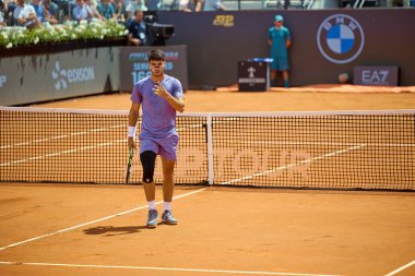 Internazionali BNL D 'Italia 2025 - Beşinci Gün, İtalya - 09 Mayıs: İspanya' dan Carlos Alcaraz, Foro Italico 'da oynanan Singles Internazionali BNL D' Italia 2025 'te Dusan Lajoviç ile maç puanını kutluyor. Fotoğraf: Mauro Di Bonaventura)