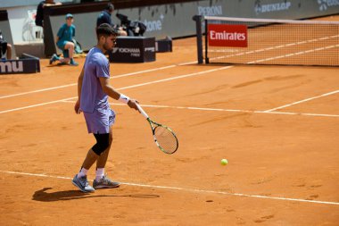 Internazionali BNL D 'Italia 2025 - Beşinci Gün, İtalya - 09 Mayıs: İspanya' dan Carlos Alcaraz, Foro Italico 'da oynanan Singles Internazionali BNL D' Italia 2025 'te Dusan Lajoviç ile maç puanını kutluyor. Fotoğraf: Mauro Di Bonaventura)