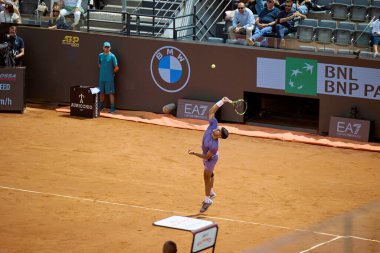 Internazionali BNL D 'Italia 2025 - Beşinci Gün, İtalya - 09 Mayıs: İspanya' dan Carlos Alcaraz, Foro Italico 'da oynanan Singles Internazionali BNL D' Italia 2025 'te Dusan Lajoviç ile maç puanını kutluyor. Fotoğraf: Mauro Di Bonaventura)