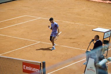 Internazionali BNL D 'Italia 2025 - Beşinci Gün, İtalya - 09 Mayıs: İspanya' dan Carlos Alcaraz, Foro Italico 'da oynanan Singles Internazionali BNL D' Italia 2025 'te Dusan Lajoviç ile maç puanını kutluyor. Fotoğraf: Mauro Di Bonaventura)