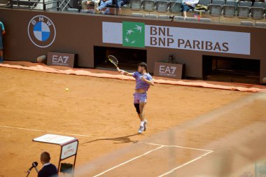 Internazionali BNL D 'Italia 2025 - Beşinci Gün, İtalya - 09 Mayıs: İspanya' dan Carlos Alcaraz, Foro Italico 'da oynanan Singles Internazionali BNL D' Italia 2025 'te Dusan Lajoviç ile maç puanını kutluyor. Fotoğraf: Mauro Di Bonaventura)