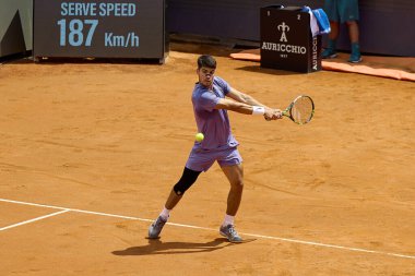 Internazionali BNL D 'Italia 2025 - Beşinci Gün, İtalya - 09 Mayıs: İspanya' dan Carlos Alcaraz, Foro Italico 'da oynanan Singles Internazionali BNL D' Italia 2025 'te Dusan Lajoviç ile maç puanını kutluyor. Fotoğraf: Mauro Di Bonaventura)