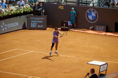 Internazionali BNL D 'Italia 2025 - Beşinci Gün, İtalya - 09 Mayıs: İspanya' dan Carlos Alcaraz, Foro Italico 'da oynanan Singles Internazionali BNL D' Italia 2025 'te Dusan Lajoviç ile maç puanını kutluyor. Fotoğraf: Mauro Di Bonaventura)