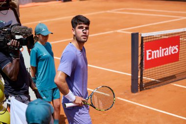 Internazionali BNL D 'Italia 2025 - Beşinci Gün, İtalya - 09 Mayıs: İspanya' dan Carlos Alcaraz, Foro Italico 'da oynanan Singles Internazionali BNL D' Italia 2025 'te Dusan Lajoviç ile maç puanını kutluyor. Fotoğraf: Mauro Di Bonaventura)