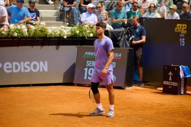 Internazionali BNL D 'Italia 2025 - Beşinci Gün, İtalya - 09 Mayıs: İspanya' dan Carlos Alcaraz, Foro Italico 'da oynanan Singles Internazionali BNL D' Italia 2025 'te Dusan Lajoviç ile maç puanını kutluyor. Fotoğraf: Mauro Di Bonaventura)