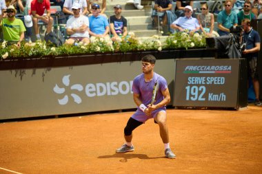 Internazionali BNL D 'Italia 2025 - Beşinci Gün, İtalya - 09 Mayıs: İspanya' dan Carlos Alcaraz, Foro Italico 'da oynanan Singles Internazionali BNL D' Italia 2025 'te Dusan Lajoviç ile maç puanını kutluyor. Fotoğraf: Mauro Di Bonaventura)