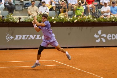 Internazionali BNL D 'Italia 2025 - Beşinci Gün, İtalya - 09 Mayıs: İspanya' dan Carlos Alcaraz, Foro Italico 'da oynanan Singles Internazionali BNL D' Italia 2025 'te Dusan Lajoviç ile maç puanını kutluyor. Fotoğraf: Mauro Di Bonaventura)