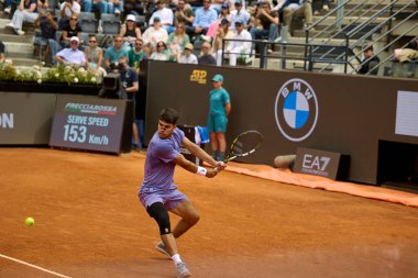 Internazionali BNL D 'Italia 2025 - Beşinci Gün, İtalya - 09 Mayıs: İspanya' dan Carlos Alcaraz, Foro Italico 'da oynanan Singles Internazionali BNL D' Italia 2025 'te Dusan Lajoviç ile maç puanını kutluyor. Fotoğraf: Mauro Di Bonaventura)