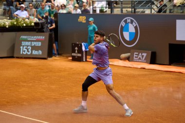 Internazionali BNL D 'Italia 2025 - Beşinci Gün, İtalya - 09 Mayıs: İspanya' dan Carlos Alcaraz, Foro Italico 'da oynanan Singles Internazionali BNL D' Italia 2025 'te Dusan Lajoviç ile maç puanını kutluyor. Fotoğraf: Mauro Di Bonaventura)