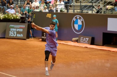 Internazionali BNL D 'Italia 2025 - Beşinci Gün, İtalya - 09 Mayıs: İspanya' dan Carlos Alcaraz, Foro Italico 'da oynanan Singles Internazionali BNL D' Italia 2025 'te Dusan Lajoviç ile maç puanını kutluyor. Fotoğraf: Mauro Di Bonaventura)