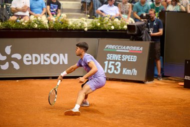 Internazionali BNL D 'Italia 2025 - Beşinci Gün, İtalya - 09 Mayıs: İspanya' dan Carlos Alcaraz, Foro Italico 'da oynanan Singles Internazionali BNL D' Italia 2025 'te Dusan Lajoviç ile maç puanını kutluyor. Fotoğraf: Mauro Di Bonaventura)