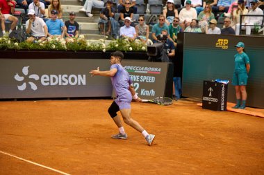 Internazionali BNL D 'Italia 2025 - Beşinci Gün, İtalya - 09 Mayıs: İspanya' dan Carlos Alcaraz, Foro Italico 'da oynanan Singles Internazionali BNL D' Italia 2025 'te Dusan Lajoviç ile maç puanını kutluyor. Fotoğraf: Mauro Di Bonaventura)