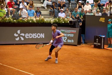 Internazionali BNL D 'Italia 2025 - Beşinci Gün, İtalya - 09 Mayıs: İspanya' dan Carlos Alcaraz, Foro Italico 'da oynanan Singles Internazionali BNL D' Italia 2025 'te Dusan Lajoviç ile maç puanını kutluyor. Fotoğraf: Mauro Di Bonaventura)