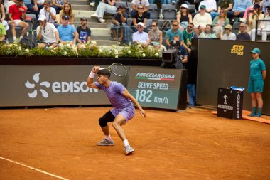 Internazionali BNL D 'Italia 2025 - Beşinci Gün, İtalya - 09 Mayıs: İspanya' dan Carlos Alcaraz, Foro Italico 'da oynanan Singles Internazionali BNL D' Italia 2025 'te Dusan Lajoviç ile maç puanını kutluyor. Fotoğraf: Mauro Di Bonaventura)