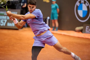 Internazionali BNL D 'Italia 2025 - Beşinci Gün, İtalya - 09 Mayıs: İspanya' dan Carlos Alcaraz, Foro Italico 'da oynanan Singles Internazionali BNL D' Italia 2025 'te Dusan Lajoviç ile maç puanını kutluyor. Fotoğraf: Mauro Di Bonaventura)