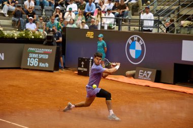 Internazionali BNL D 'Italia 2025 - Beşinci Gün, İtalya - 09 Mayıs: İspanya' dan Carlos Alcaraz, Foro Italico 'da oynanan Singles Internazionali BNL D' Italia 2025 'te Dusan Lajoviç ile maç puanını kutluyor. Fotoğraf: Mauro Di Bonaventura)