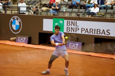 Internazionali BNL D 'Italia 2025 - Beşinci Gün, İtalya - 09 Mayıs: İspanya' dan Carlos Alcaraz, Foro Italico 'da oynanan Singles Internazionali BNL D' Italia 2025 'te Dusan Lajoviç ile maç puanını kutluyor. Fotoğraf: Mauro Di Bonaventura)