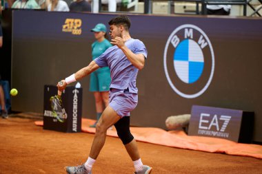 Internazionali BNL D 'Italia 2025 - Beşinci Gün, İtalya - 09 Mayıs: İspanya' dan Carlos Alcaraz, Foro Italico 'da oynanan Singles Internazionali BNL D' Italia 2025 'te Dusan Lajoviç ile maç puanını kutluyor. Fotoğraf: Mauro Di Bonaventura)