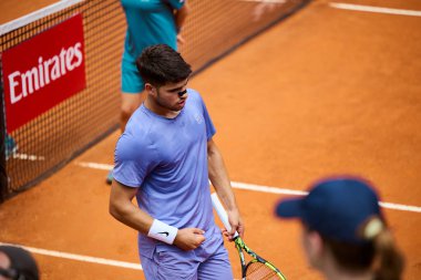 Internazionali BNL D 'Italia 2025 - Beşinci Gün, İtalya - 09 Mayıs: İspanya' dan Carlos Alcaraz, Foro Italico 'da oynanan Singles Internazionali BNL D' Italia 2025 'te Dusan Lajoviç ile maç puanını kutluyor. Fotoğraf: Mauro Di Bonaventura)