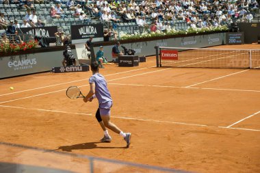 Internazionali BNL D 'Italia 2025 - Beşinci Gün, İtalya - 09 Mayıs: İspanya' dan Carlos Alcaraz, Foro Italico 'da oynanan Singles Internazionali BNL D' Italia 2025 'te Dusan Lajoviç ile maç puanını kutluyor. Fotoğraf: Mauro Di Bonaventura)