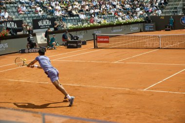 Internazionali BNL D 'Italia 2025 - Beşinci Gün, İtalya - 09 Mayıs: İspanya' dan Carlos Alcaraz, Foro Italico 'da oynanan Singles Internazionali BNL D' Italia 2025 'te Dusan Lajoviç ile maç puanını kutluyor. Fotoğraf: Mauro Di Bonaventura)