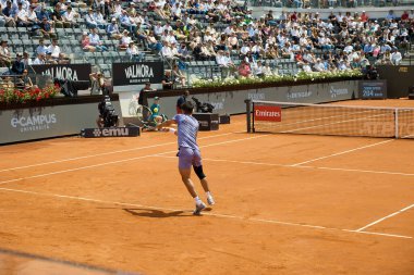 Internazionali BNL D 'Italia 2025 - Beşinci Gün, İtalya - 09 Mayıs: İspanya' dan Carlos Alcaraz, Foro Italico 'da oynanan Singles Internazionali BNL D' Italia 2025 'te Dusan Lajoviç ile maç puanını kutluyor. Fotoğraf: Mauro Di Bonaventura)