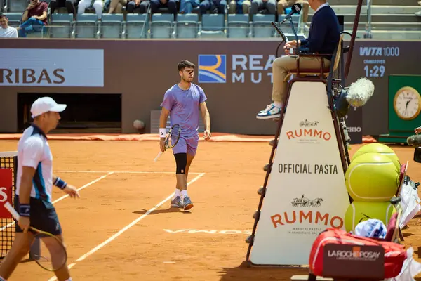 Internazionali BNL D 'Italia 2025 - Beşinci Gün, İtalya - 09 Mayıs: İspanya' dan Carlos Alcaraz, Foro Italico 'da oynanan Singles Internazionali BNL D' Italia 2025 'te Dusan Lajoviç ile maç puanını kutluyor. Fotoğraf: Mauro Di Bonaventura)