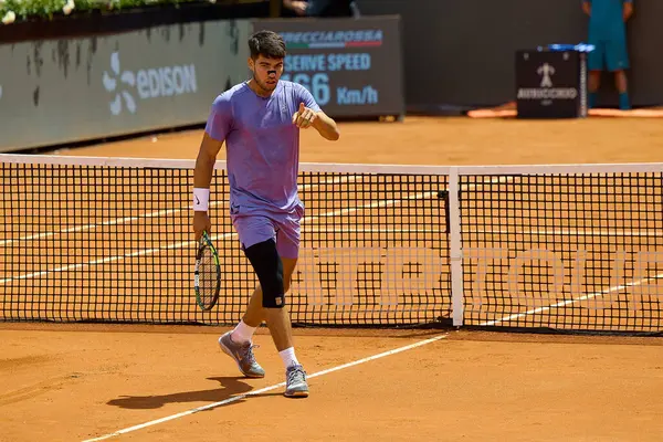 Internazionali BNL D 'Italia 2025 - Beşinci Gün, İtalya - 09 Mayıs: İspanya' dan Carlos Alcaraz, Foro Italico 'da oynanan Singles Internazionali BNL D' Italia 2025 'te Dusan Lajoviç ile maç puanını kutluyor. Fotoğraf: Mauro Di Bonaventura)