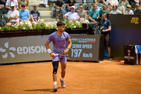 Internazionali BNL D 'Italia 2025 - Beşinci Gün, İtalya - 09 Mayıs: İspanya' dan Carlos Alcaraz, Foro Italico 'da oynanan Singles Internazionali BNL D' Italia 2025 'te Dusan Lajoviç ile maç puanını kutluyor. Fotoğraf: Mauro Di Bonaventura)