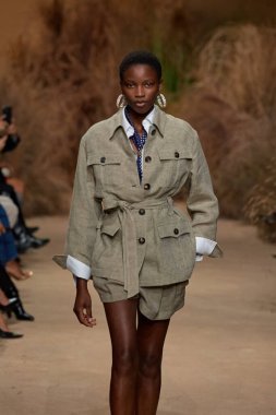 Luisa Spagnoli - Runway - Milan Fashion Week - Womenswear Spring/Summer 2026MILAN, ITALY - SEPTEMBER 27: A model walks the runway at the Luisa Spagnoli fashion show during Milan Fashion Week . (Photo by Mauro Di Bonaventura )