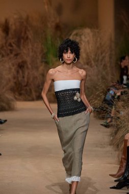 Luisa Spagnoli - Runway - Milan Fashion Week - Womenswear Spring/Summer 2026MILAN, ITALY - SEPTEMBER 27: A model walks the runway at the Luisa Spagnoli fashion show during Milan Fashion Week . (Photo by Mauro Di Bonaventura )