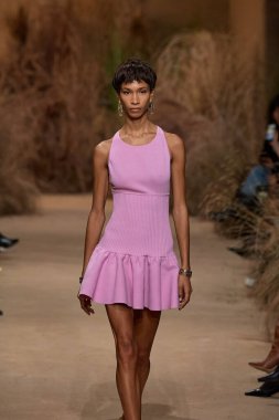 Luisa Spagnoli - Runway - Milan Fashion Week - Womenswear Spring/Summer 2026MILAN, ITALY - SEPTEMBER 27: A model walks the runway at the Luisa Spagnoli fashion show during Milan Fashion Week . (Photo by Mauro Di Bonaventura )