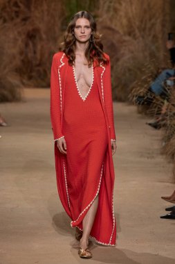 Luisa Spagnoli - Runway - Milan Fashion Week - Womenswear Spring/Summer 2026MILAN, ITALY - SEPTEMBER 27: A model walks the runway at the Luisa Spagnoli fashion show during Milan Fashion Week . (Photo by Mauro Di Bonaventura )
