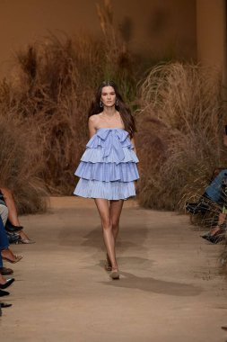 Luisa Spagnoli - Runway - Milan Fashion Week - Womenswear Spring/Summer 2026MILAN, ITALY - SEPTEMBER 27: A model walks the runway at the Luisa Spagnoli fashion show during Milan Fashion Week . (Photo by Mauro Di Bonaventura )