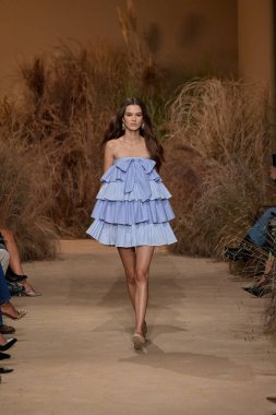 Luisa Spagnoli - Runway - Milan Fashion Week - Womenswear Spring/Summer 2026MILAN, ITALY - SEPTEMBER 27: A model walks the runway at the Luisa Spagnoli fashion show during Milan Fashion Week . (Photo by Mauro Di Bonaventura )