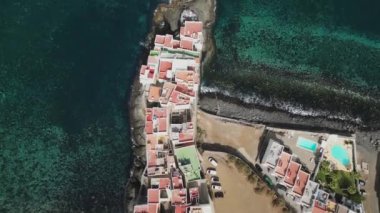 Şehir okyanustaki bir kayanın üzerine inşa edildi.