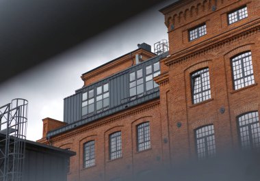 Çatı katına dönüşen eski bir fabrikanın yeniden canlandırılmış binaları.