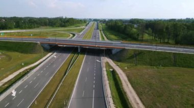 Otobanlı bir otoyolun havadan görüntüsü. otoyol