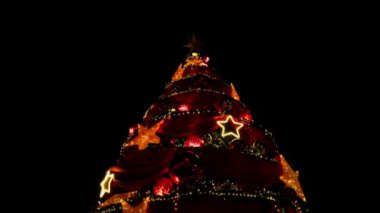 Siyah arka planda Noel ağacı
