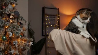 elinde kedi kadınla