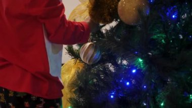 Çocuk Noel ağacı süslemesi. Çocuk Noel ağacı süslemesi yapıyor. Noel bayramı kutlaması.